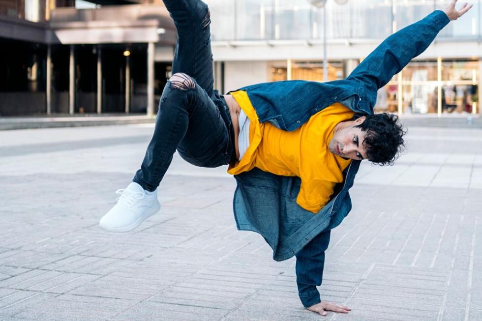lekker_energie_für_zuhause-strom-dynamsicher_tarif_textblock_image_junger_mann-breakdance_dynamisch_1024x683